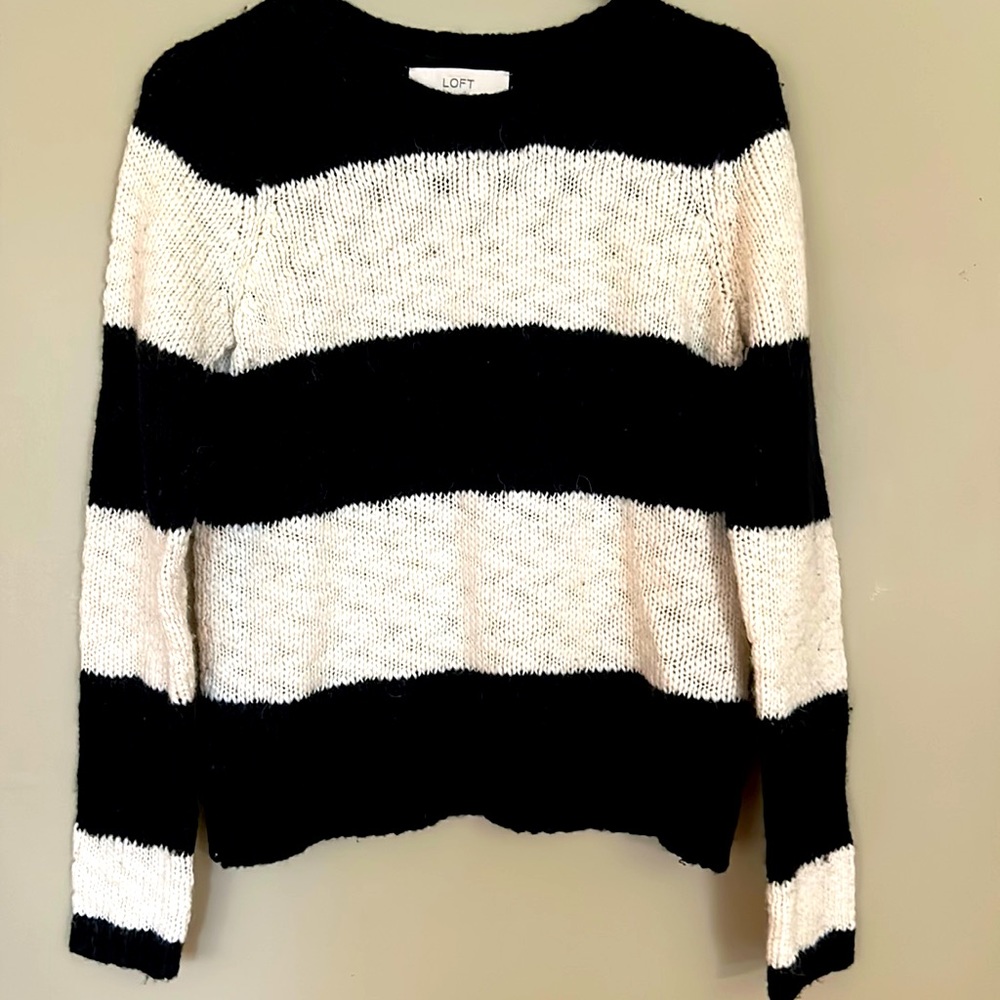 Loft 💕host pick💕super black/white cute sweater Small